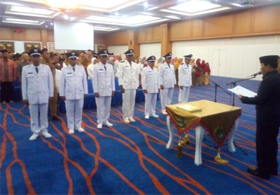   Bupati Rohul H Sukiman, melantik 7 Kades hasil pelaksanaan Pilkades 2018, di Hall Convention Masjid Agung Islamic Center Rohul.