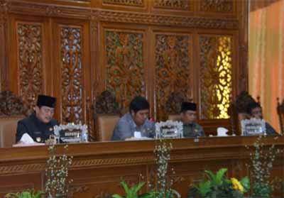 Ketua DPRD Andi Putra pimpin rapat paripurna agenda pandangan umum fraksi terhadap LKPj Bupati TA 2017..<br>