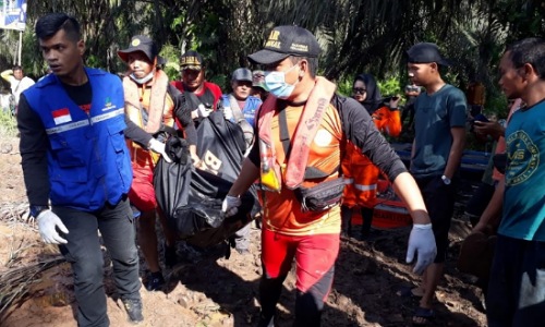 Tim SAR gabungan saat mengevakuasi jasad Anggara.(foto: bambang/halloriau.com)