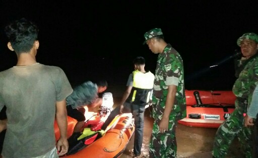Tim gabungan mencari korban yang tenggelam di Sungai Batang Lubuh