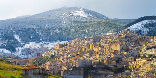 Cammarata, kota di Sisilia, Italia, yang cantik dan bersejarah, tapi banyak ditinggalkan penduduknya.