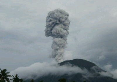 Gunung Ibu di Halmahera Barat meletus.
