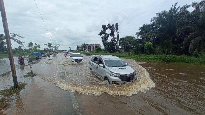 Banjir Jalan Sudirman Ujung, Rumbai Pekanbaru akibat luapan sungai Siak.(foto: tribunpekanbaru.com)