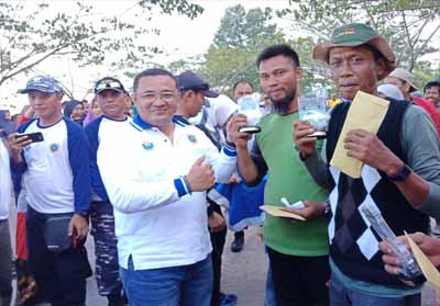 Pjs Danlanal Dumai Kolonel Laut (P) Agung Jaya Saktika menyerahkan uang tunai dan trophy kepada para juara lomba mancing sempena hari Armada 2018.
