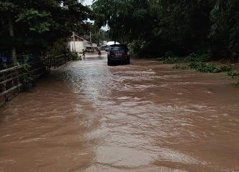 Mobil dinas Camat Benai terobos banjir saat meninjau sejumlah desa.