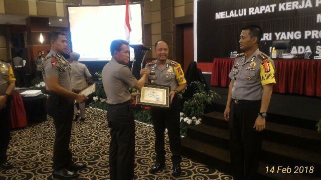 Kapolres Kuansing saat menerima penghargaan dari Kapolda Riau