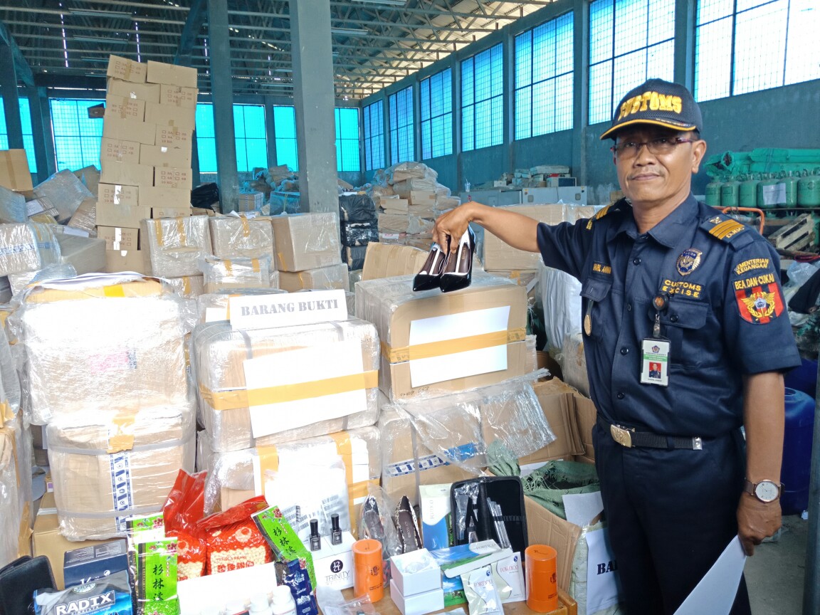 Humas BC Dumai Khairil Anwar memperlihatkan salah satu hasil tangkapan barang ilegal asal Malaysia.