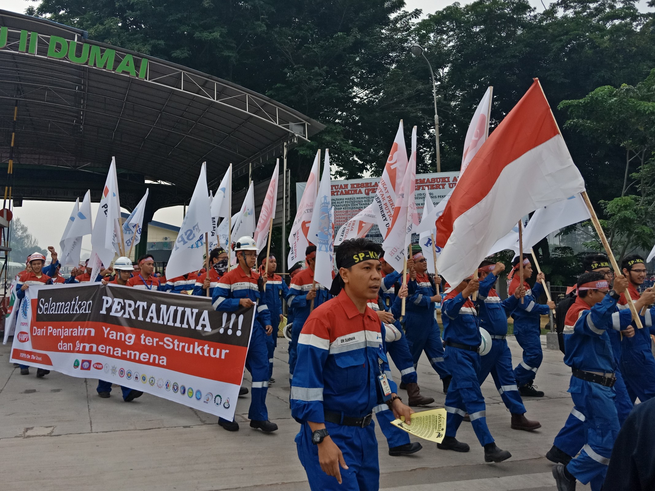 Ratusan Serikat Pekerja Pertamina RU II Dumai melakukan aksi long march bela Pertamina Rabu kemarin. FOTO: Bambanglipuro​