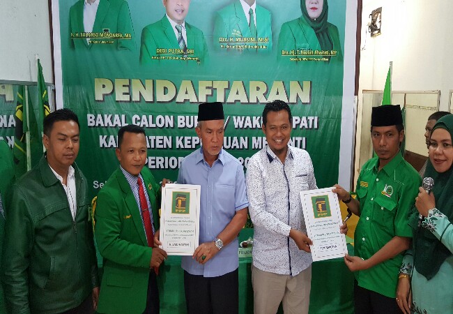 Drs H Said Hasyim dan Heri Saputra mengambil berkas pendaftaran Partai Persatuan Pembangunan (PPP).
