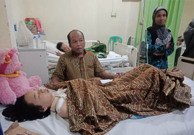 Elvi Yusfona Ramadhani tampak terbaring menahan sakit yang dideritanya.