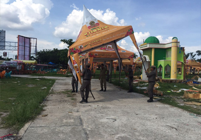   Satpol PP bongkar tenda bazar UKM tanpa izin yang didirikan di taman bukit gelanggang Dumai Kamis (19/4/2018).   