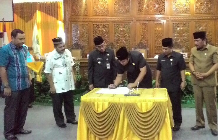 Ketua DPRD Kuansing Andi Putra SH, MH tandatangani persetujuan APBD Kuansing 2017.