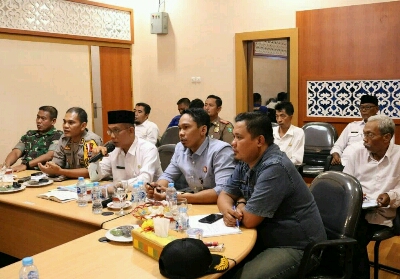 Kepala Badan Kesbangpol H Hermanto Baran saat melaksanakan video conference dengan Gubernur Riau H Syamsuar, Rabu (10/4/2019).