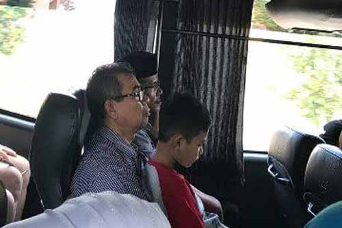  Bupati Kuansing H Mursini pangku salah seorang anak yang tidak kebagian tempat duduk, sumber foto Facebook Hasri Yendi.