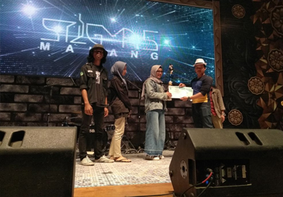 Unit Kegiatan Mahasiswa Batra Universitas Riau saat menerima piala aktor terbaik pada Festival Monolog Mahasiswa Nasional (Stigma) V di Malang, Jawa Timur.