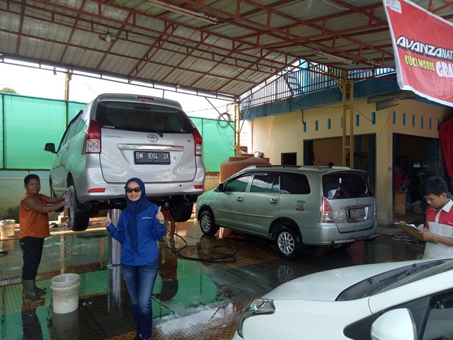Kepala Cabang Agung Toyota Harapan Raya, Pekanbaru, Nellyta disela-sela cuci mobil gratis Avanzanation di Pekanbaru