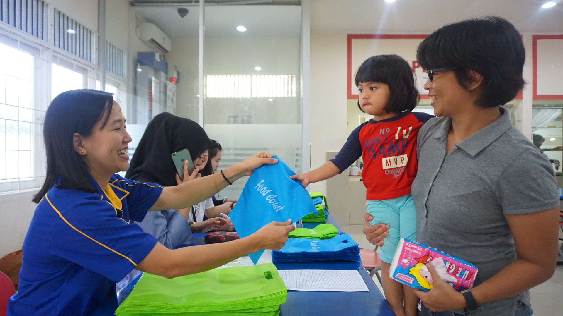  Warga Riau Kompleks antusias untuk mengurangi sampah plastik dengan mengambil kantong berbahan non plastik di Food Court RAPP, Senin (10/9/2018).