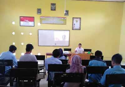 Narasumber Sekretaris Persatuan Wartawan Indonesia (PWI) Kabupaten Inhu, Moh Rouf Azizi saat memberikan pelatihan kepada mahasiswa/i STT Indragiri.