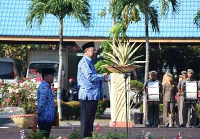 Sekretaris Daerah H Bustami saat membacakan sambutan tertulis Bupati Bengkalis saat apel bendera, Senin (18/3).