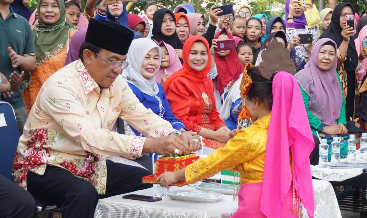 Bupati Inhil HM Wardan hadiri Peringatan Hari Kartini ke - 140 Tahun 2019 Minggu (21/4/2019).