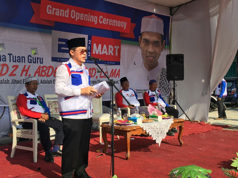 Walikota Dumai Zulkifli AS menyampaikan sambutan saat meresmikan 212 Mart unit usaha dari Koperasi Amanah Dumai Berkah di Jalan Merdeka Kota Dumai, Rabu (21/2/2018). Foto Bambang