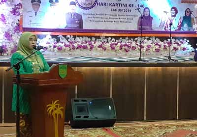 Ketua Dewan Penasehat Organisasi Wanita Indragiri Hilir Hj Zulaikha Wardan memberikan kata sambutan.