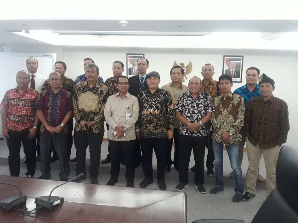10 anggota PWI Riau foto bersama Konjen KJRI Hongkong dan staff.