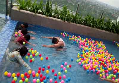 Sensasi mandi bola sambil berenang di ketinggian 70 meter di The Zuri Hotel.