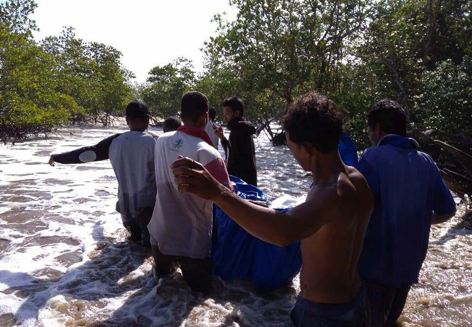 Warga mengevakuasi jasad korban yang ditemukan dibibir pantai Desa Tanjung Leban
