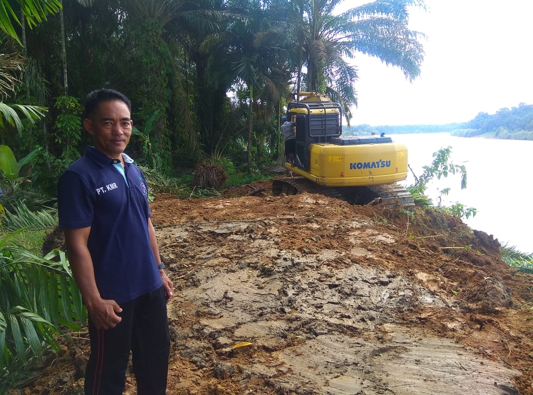 Kades Sialang Dua Dahan Nasrun Arsyad saat mengecek pembuatan​ Tanggul Penanggulangan banjir.
