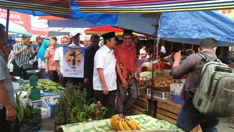 Syamsuar kampanye dialogis di Pasar Pagi Cik Puan.