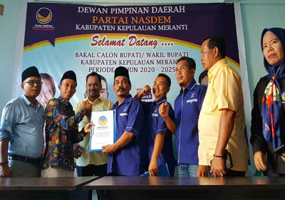 Pasangan Faizinn mengambil formulir penjaringan partai Nasdem di sekretariat partai Nasdem Jalan Diponegoro, Selatpanjang, Rabu (16/10/2019).