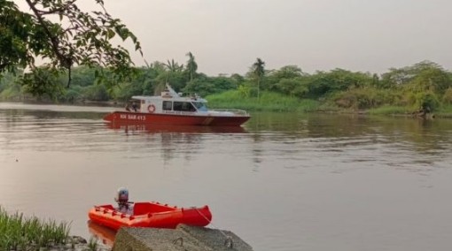 Basarnas Pekanbaru masih mencari orang yang terjatuh dari Jembatan Siak 1 (foto/int)