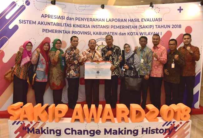Sekretaris Daerah Bengkalis H Bustami HY saat menerima penghargaan Hasil Evaluasi SAKIP tahun 2018, Senin (28/1) di Trans Convention Center 1, The Trans Luxury Hotel Bandung, Jawa Barat.	