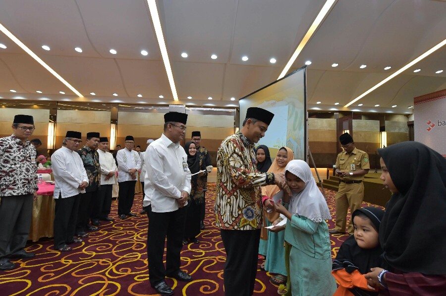 Sekdaprov, H Ahmad Hijazi didampingi Dirut Bank Riau Kepri, Irvandi Gustari menyerahkan santunan secara simbolis kepada 1.379 anak yatim