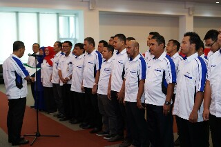 Rektor UIR Prof Syafrinaldi melantik Pengurus Persatuan Sepakbola UIR yang diketuai Ir H Rosyadi, M.Si