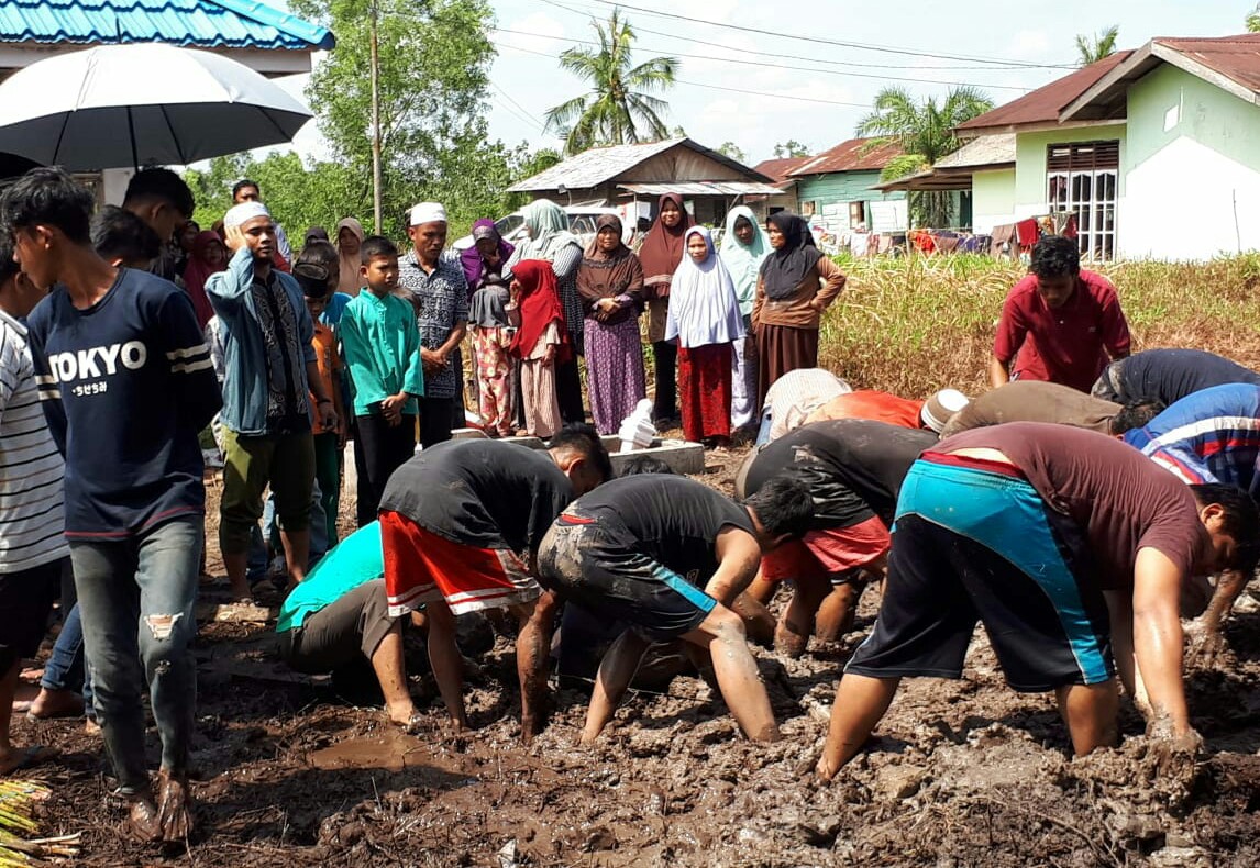 Proses pemakaman jenazah terduga teroris di pemakaman umum Bukit Batrem Kecamatan Dumai Timur berlangsung tertib dan aman.