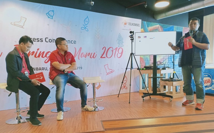 Vice President Nerwork Operation and Quality Management Telkomsel Area Sumatera, Iswandi menjelaskan kesiapan jaringan Telkomsel hadapi Natal dan Tahun Baru, Jumat (6/12/29).