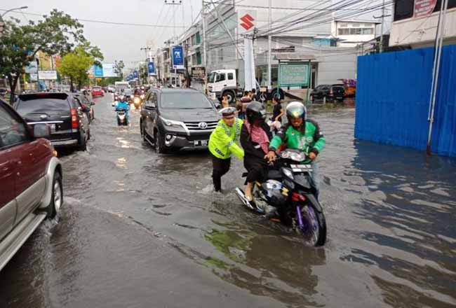 Banjir rendam beberapa ruas jalan di Pekanbaru.