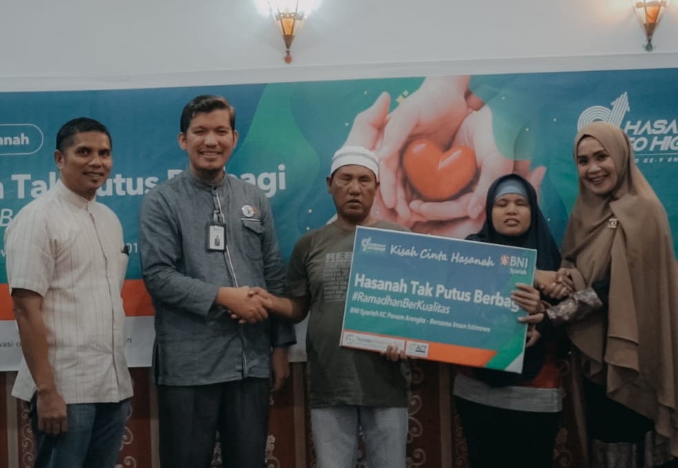 Branch Manager BNI Syariah Panam, Bayu Perkasa (dua kiri) didampingi perwakilan dari ACT Riau, Hotman (kiri) menyalami sepasang tuna netra, Ucok dan istri usai penyerahan bantuan kisah cinta khasanah secara simbolis.