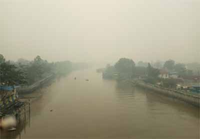 Jembatan Siak IV Pekanbaru tak tampak akibat tertutup pekatnya kabut asap.