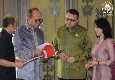 (Dari kiri) Ketua Umum Kadin Rosan P Roeslani berbincang dengan Ketua Umu Perhumas Agung Laksmana.