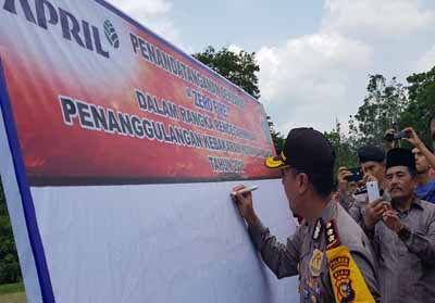 Kapolres Kuansing, AKBP Fibri Karpiananto menandatangakan deklarasi zero fire.