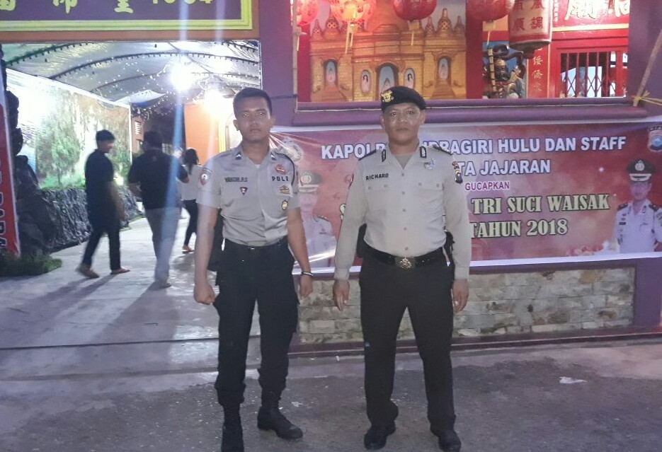 Jajaran Polres Inhu saat melakukan pengamanan di Vihara Paramita Jl. Syahrial No. 01 Kel. Pasar Kota Kecamatan Rengat
