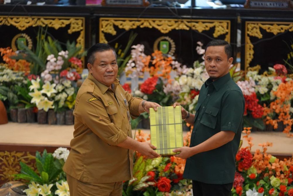 Sekda SF Hariyanto menerima laporan reses dari Wakil Ketua DPRD Provinsi Riau, Agung Nugroho (foto/int)