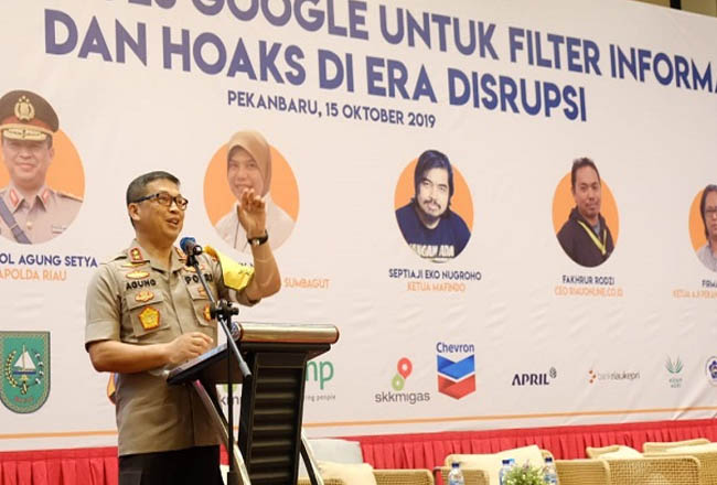 Kapolda Riau Irjen Pol Agung Setya Imam Effendi memberikan materi pada  seminar mengenal tools google dalam mencegah berita hoax di Pekanbaru. FOTO: Riauonline