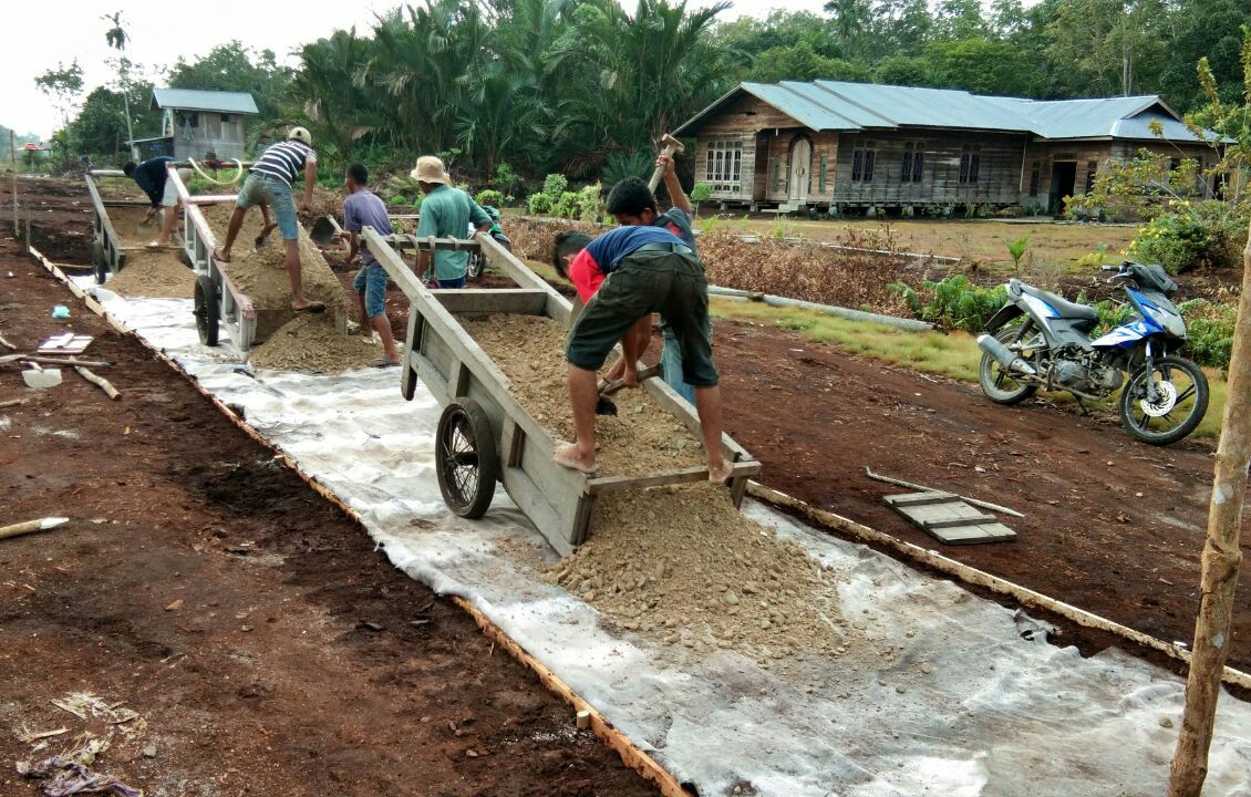 Suasana pengerjaan badan jalan di Desa Putri Puyu, Kecamatan Tasik Putri Puyu, Kabupaten Kepulauan Meranti. Bantuan ini merupakan program CD PT RAPP.