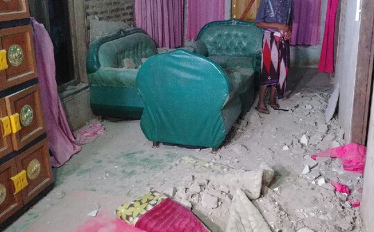 Rumah yang rusak akibat gempa di Banten.