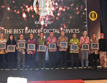  Dirut Bank Riau Kepri DR. Irvandi Gustari (tengah) dan Direktur Operasional Denny M. Akbar (kanan) beserta Komut HR. Mambang Mit (kiri) usai menerima Award The Best Bank in Digital Services