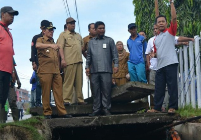 Walikota Dumai Drs H Zulkifli AS meninjau sedimentasi dan sampah di drainase Jalan SS Kasim Dumai.